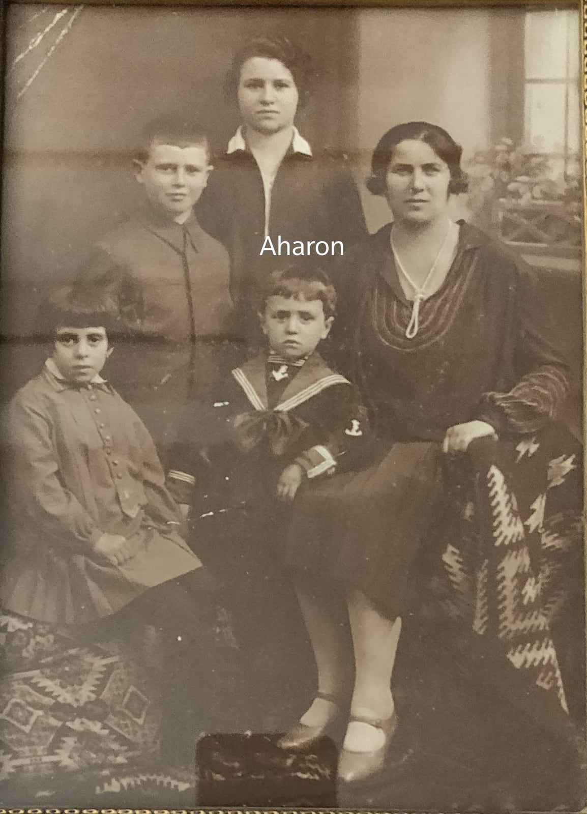 אהרן (ארוינש) ניסטור — תמונה מהילדות (סוף שנות העשרים). אהרון עם אימו שרה ואחיו הגדולים (בינה, משה וקלרה)